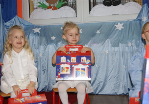 Zosia i Nikola z prezentami od Świętego Mikołaja
